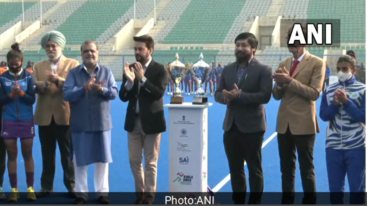 केंद्रीय युवा मामले और खेल मंत्री अनुराग ठाकुर (Anurag Thakur) ने आज सुबह मेजर ध्यानचंद नेशनल स्टेडियम में खेलो इंडिया (Khelo India) U21 महिला हॉकी लीग का शुभारंभ किया। इस दौरान MoS (खेल) निसिथ प्रमाणिक और भारतीय ओलंपिक संघ के अध्यक्ष नरिंदर ध्रुव बत्रा भी उपस्थित थे।